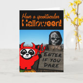 Panda im Teufel-Kostüm am Spuk Mais-Labyrinth Karte (Gelbe Blume)