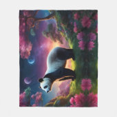 Panda in einem Fantasiegarten Fleecedecke (Vorderseite)