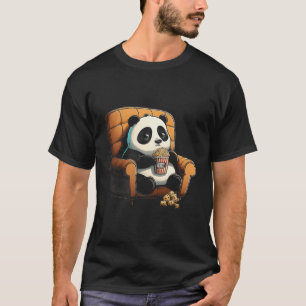 Panda ist auf der Couch essen Popcorn T-Shirt