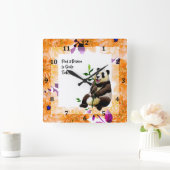 Panda mit orangefarbenen Blume Quadratische Wanduhr (Zuhause)