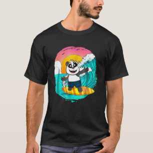 Panda Reitet Auf Einem Surfbrett Und Fängt Wellen  T-Shirt