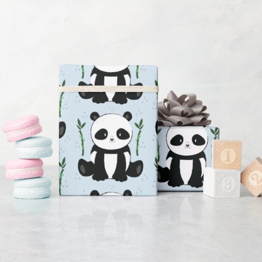 Panda sitzt mit Bamboo Muster Blau Geschenkpapier (Babyparty)