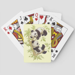 Panda spielt in einem Baum Spielkarten