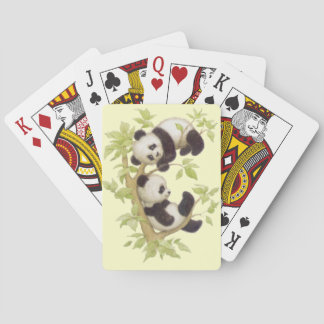 Panda spielt in einem Baum Spielkarten