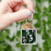 Panda-Sträucher auf dunkelgrüner Ebene Schlüsselanhänger (Hand)