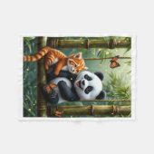 Panda und rote Katze Freunde im Bambuswald-Decke Fleecedecke (Vorderseite (Horizontal))