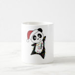 Panda Weihnachtsschnee Wintertiere Pandas Kaffeetasse<br><div class="desc">Der Panda für Weihnachten mit Feenlicht. Hübsche Tiere mit Geschenken und Schnee zu den Ferien. Auch lustig für Weihnachten im Juli. Pandas sind süße Tiere und perfekt zu Weihnachten.</div>