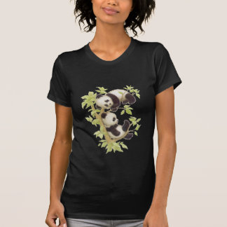 Pandas, die in einem Baum spielen T-Shirt