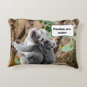 Pandas oder Koala - die niedlicher sind? Dekokissen (Rückseite)