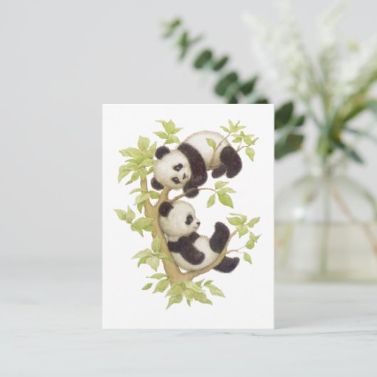 Pandas spielen in einem Baum Postkarte (Stehend Vorderseite)