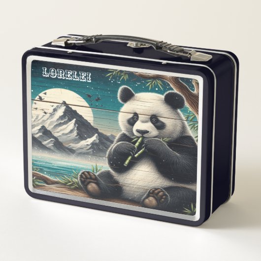 Panda's Wooded Perch: Bamboo-Dulgence Metall Brotdose (Rückseite)