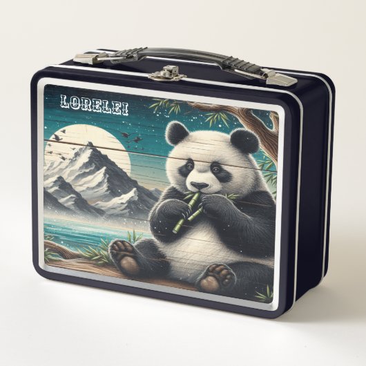 Panda's Wooded Perch: Bamboo-Dulgence Metall Brotdose (Vorderseite)