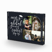 Pandemic Graduate Moderner Abschluss 4 Foto (Rechts)