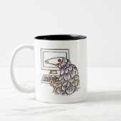 Pangolin auf einem Computer Zweifarbige Tasse (Links)