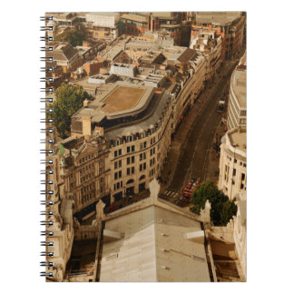 Panorama auf die Londoner Dachterrasse mit Stadtar Notizblock