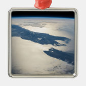 Panorama aus dem Weltraum Highlight Koch Straße Ornament Aus Metall (Vorne)