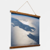 Panorama aus dem Weltraum Highlight Koch Straße Wandteppich Mit Holzrahmen (Gewinkelt)