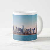 Panorama der Chicago-Skyline Jumbo-Tasse (Vorderseite Rechts)