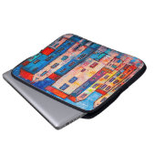 Panorama der Straße mit bunten Zuhause. Eindruck Laptopschutzhülle (Vorne Knopf)