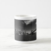 Panorama-Schwarz-weiß Brooklyn Kaffeetasse (Mittel)