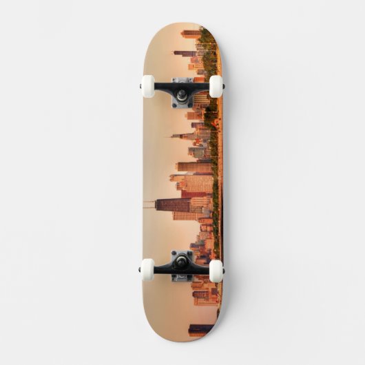 Panorama von Chicago-Skylinen am Sonnenaufgang Skateboard (Vorderseite)