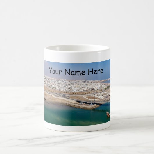 Panoramaaussicht auf den Hafen von Sur - Oman Kaffeetasse (Mittel)