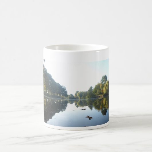 Panoramabaume auf der Tasse des Kaffees direkt am  (Mittel)