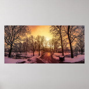 Panoramablick auf den verschneiten Park bei Sonnen Poster