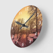 Panoramablick auf den verschneiten Park bei Sonnen Runde Wanduhr (Winkel)