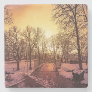 Panoramablick auf den verschneiten Park bei Sonnen Steinuntersetzer