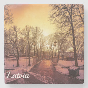 Panoramablick auf den verschneiten Park bei Sonnen Steinuntersetzer