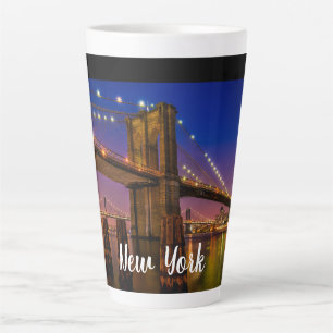 Panoramablick auf die Brooklyn Bridge bei Nacht Milchtasse