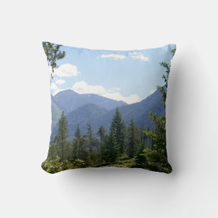 Panoramablick auf Wald und Berge in Montana Kissen