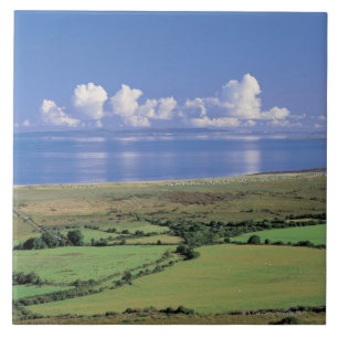 Panoramablick der Bauernhoffelder nähern sich dem Fliese