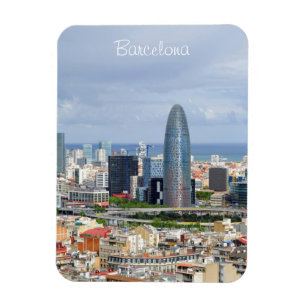 Panoramablick von Barcelona am bewölkten Magnet
