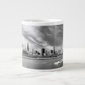 Panoramablick von Chicago-Skylinen im Winter Jumbo-Tasse (Vorderseite)