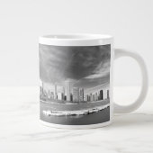 Panoramablick von Chicago-Skylinen im Winter Jumbo-Tasse (Rechts)