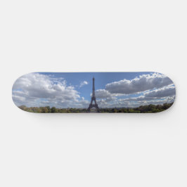 Panoramasicht auf den Eiffelturm von Trocadero aus Skateboard