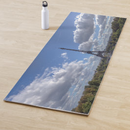 Panoramasicht auf den Eiffelturm von Trocadero aus Yogamatte