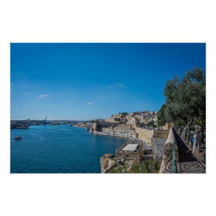 Panoramasicht auf die Stadtmauer und den Hafen von Poster