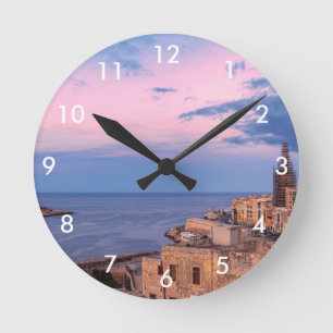 Panoramic view of sunset over Valletta Runde Wanduhr