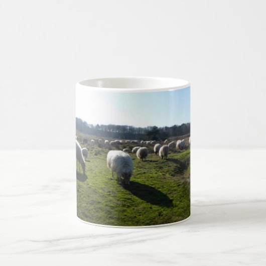 Panoramische Heide mit der Schaf-Tasse Kaffeetasse (Mittel)