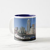 Panoramische Skyline Seattles Zweifarbige Tasse (Vorderseite Links)