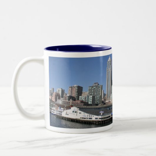 Panoramische Skyline Seattles Zweifarbige Tasse (Links)