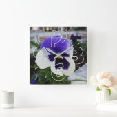 Pansy auf dem Gehsteig Quadratische Wanduhr (Zuhause)