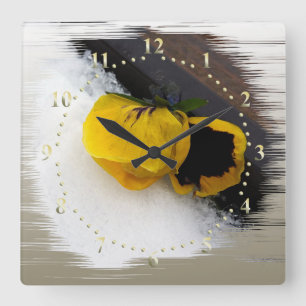 Pansy auf Schnee Quadratische Wanduhr