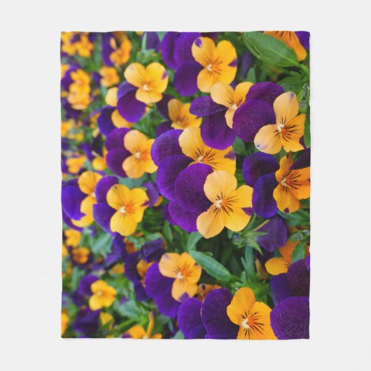 Pansy Bloom: Garden Beauty Nah-up. Fleecedecke (Vorderseite)