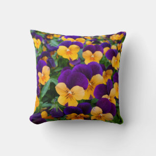 Pansy Bloom: Garden Beauty Nah-up. Kissen