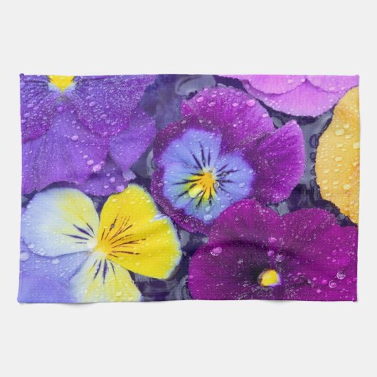 Pansy Blume schwimmen im Vogelbad mit Tau 2 Handtuch (Horizontal)