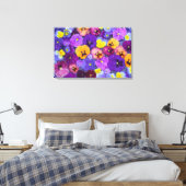Pansy Blume schwimmen im Vogelbad mit Tau Leinwanddruck (Insitu (Schlafzimmer))